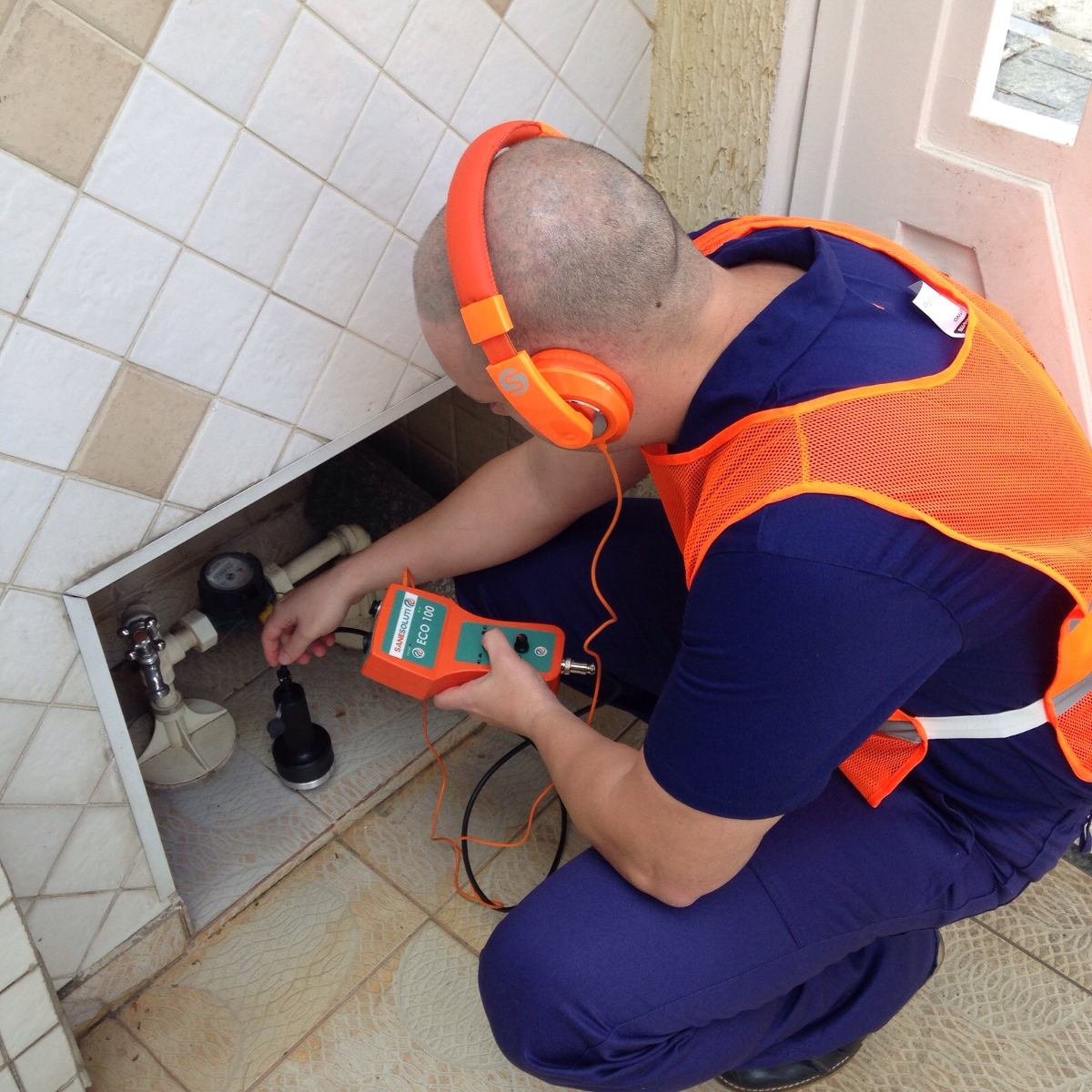 Técnico utilizando equipamento para detectar vazamentos